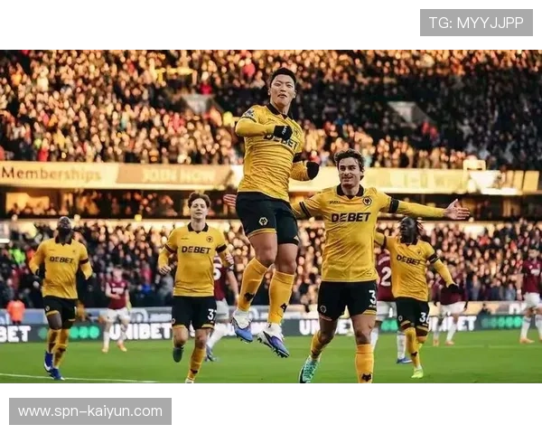 英超狼队vs西汉姆联半场实录：黄喜灿传射主导闪电三球攻势